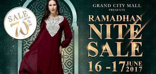 Live Music Hibur Pengunjung Ramadhan Late Night Sale 2017 1