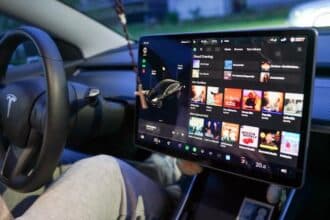 Dinyanyikan di Mobil